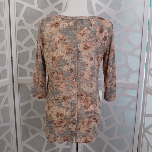 Rose + Olive Womens Top Size Medium Pink & Gray Floral Back Buttons 3/4 Sleeve - Picture 5 of 12